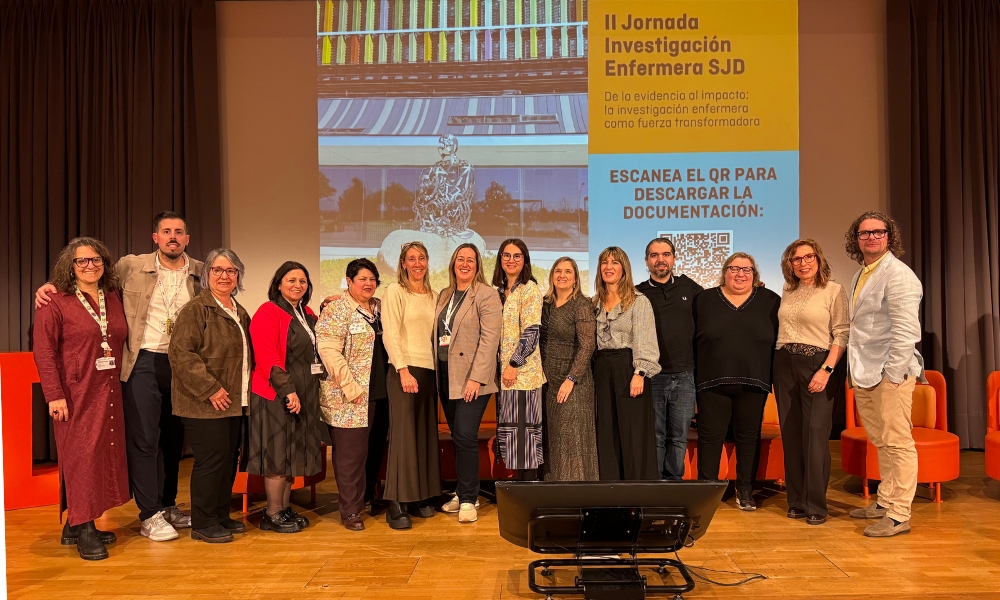 Comité organizador de la II Jornada de Investigación Enfermera SJD en el escenario tras la celebración del evento.