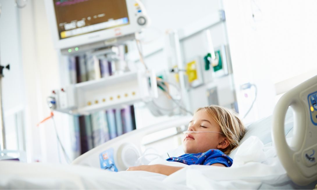 Paciente pediátrico crítico en cama de Hospital