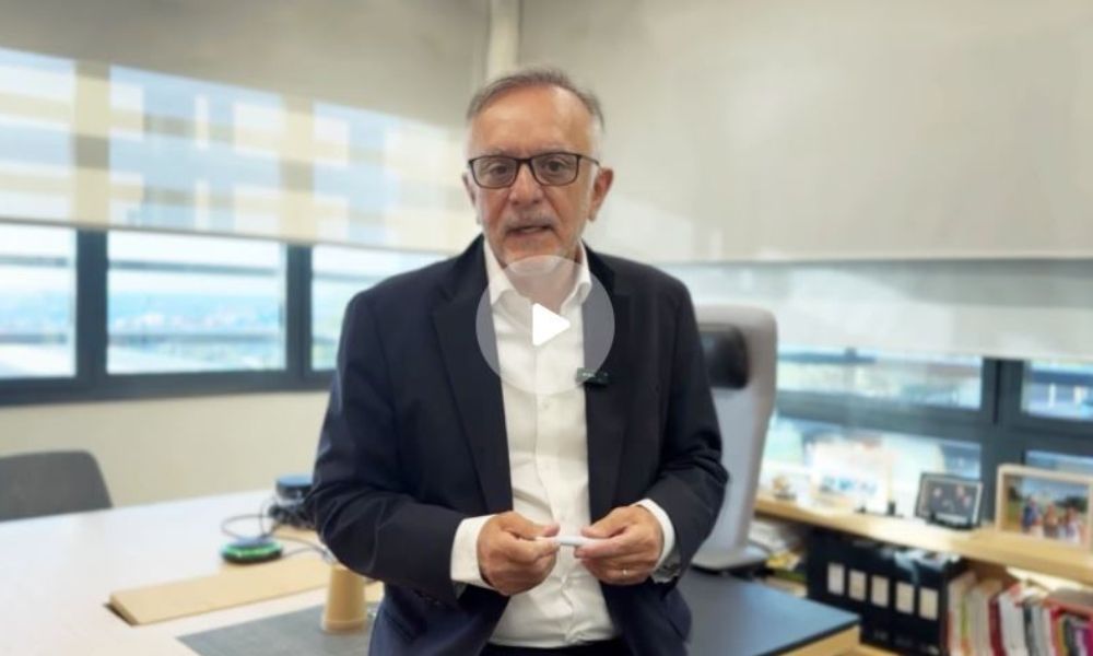 Manel del Castillo, gerente del Hospital Sant Joan de Déu, explicando los objetivos de la Formación el Futuro de las Organizaciones Sanitarias en su despacho