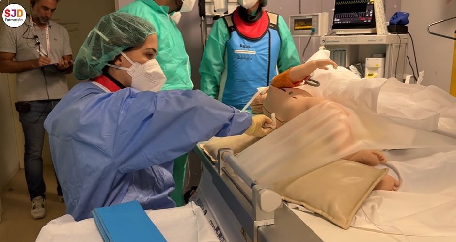 Un momento del SIMTest que se realizó en el Hospital Sant Joan de Déu para ensayar la aplicación de una terapia génica experimental par el tratamiento de la paraparesia espástica hereditaria tipo 50 (SPG50)